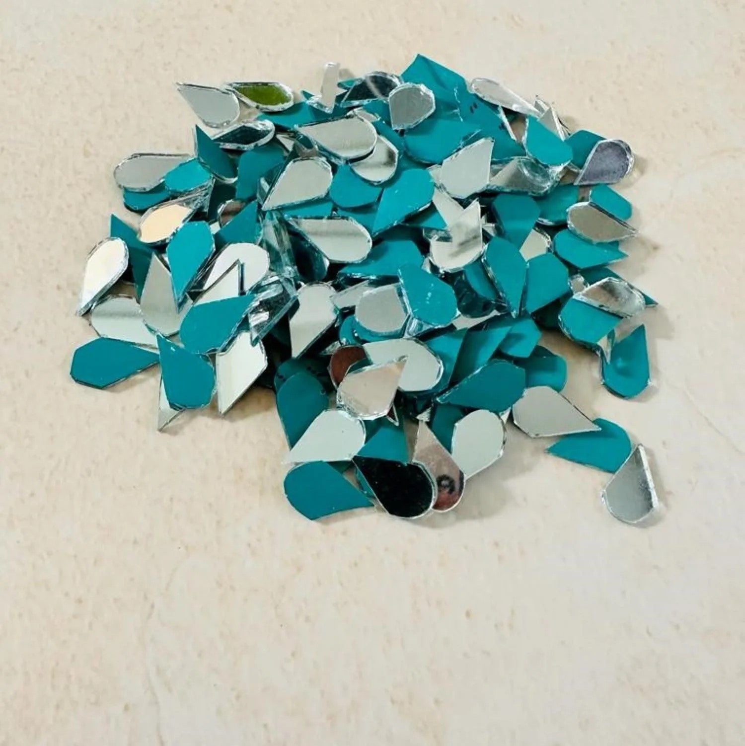 مرآة على شكل قطرة للحرف اليدوية